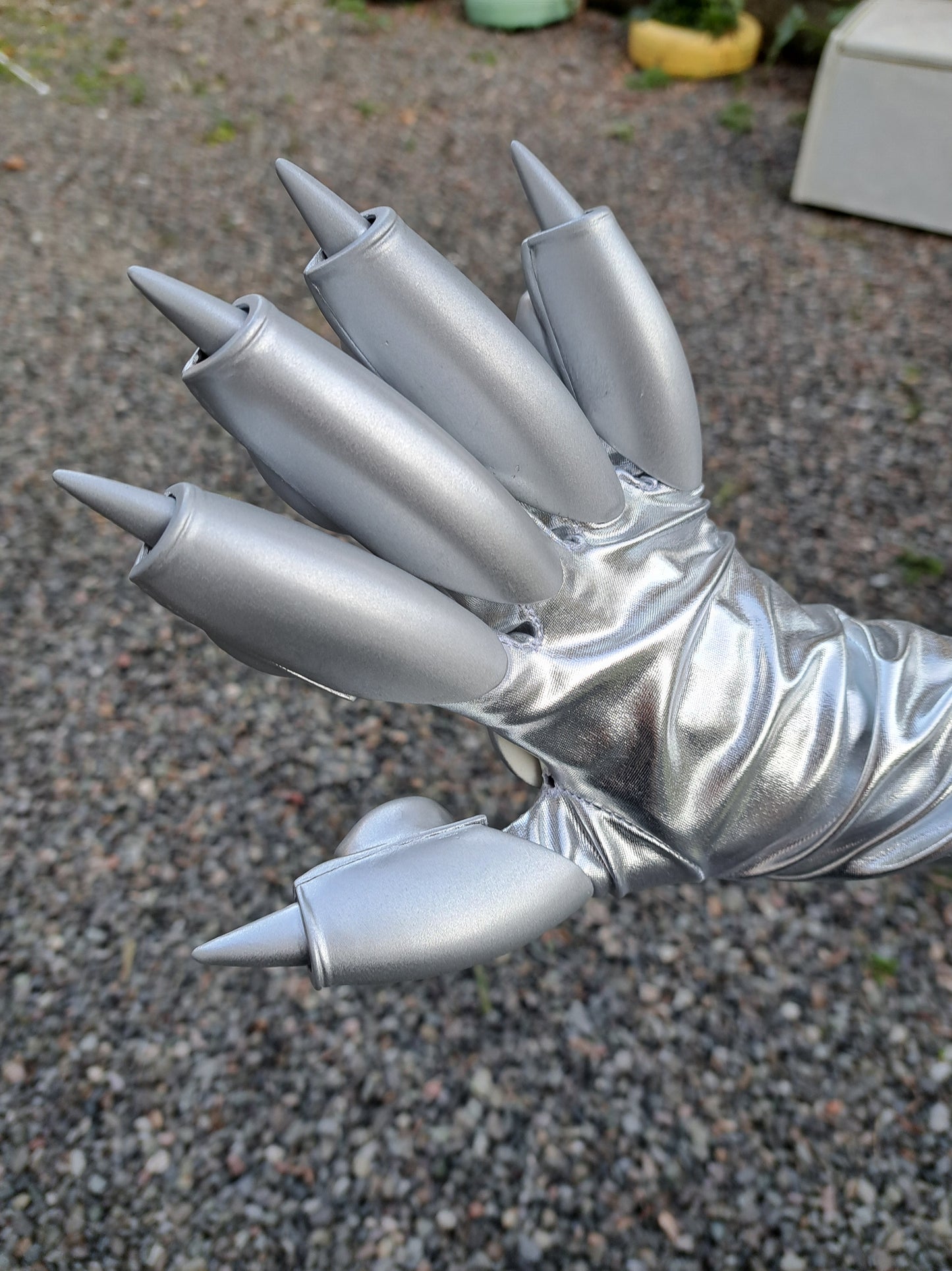 Cat paw with retractable claws