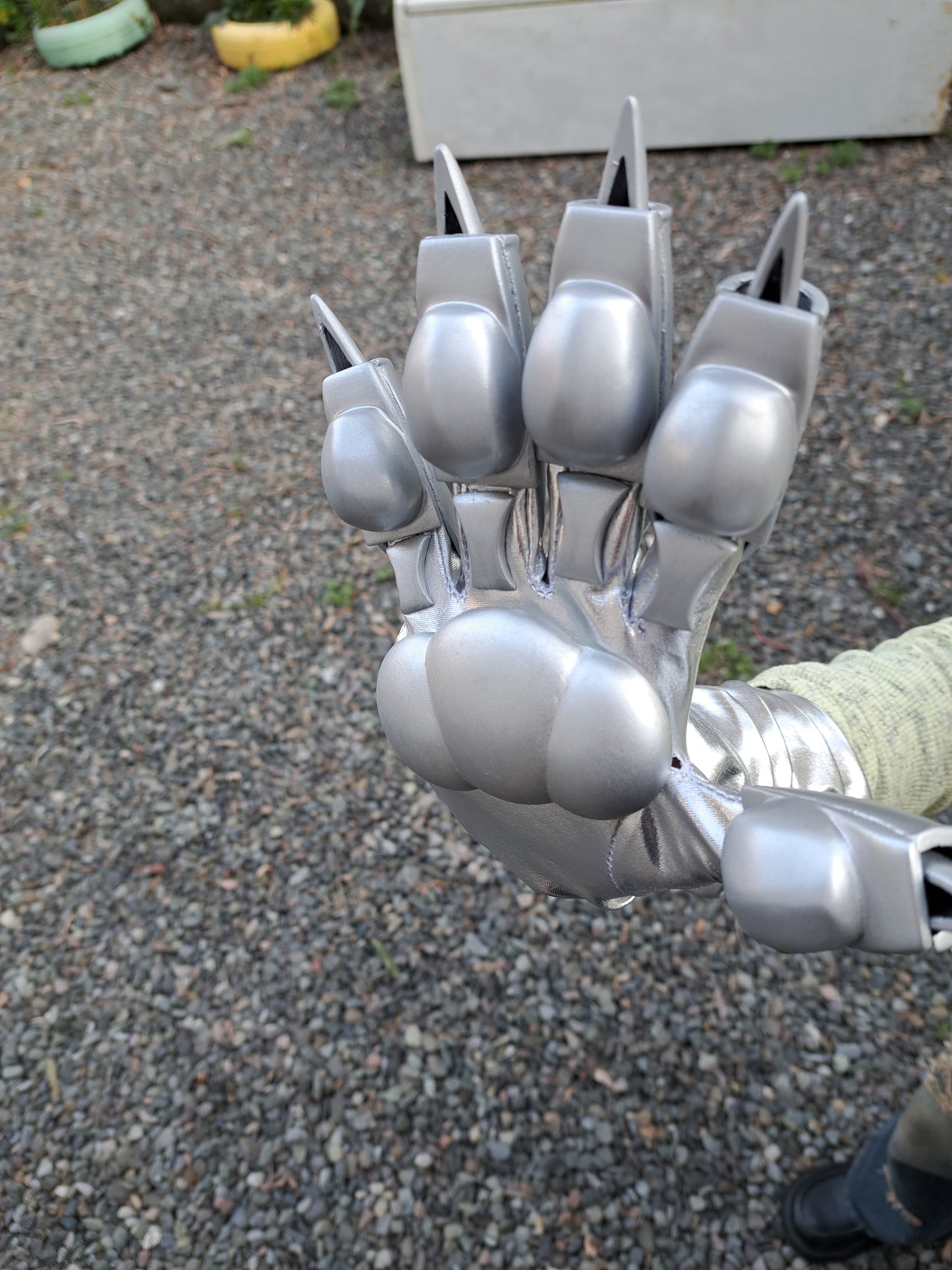 Cat paw with retractable claws