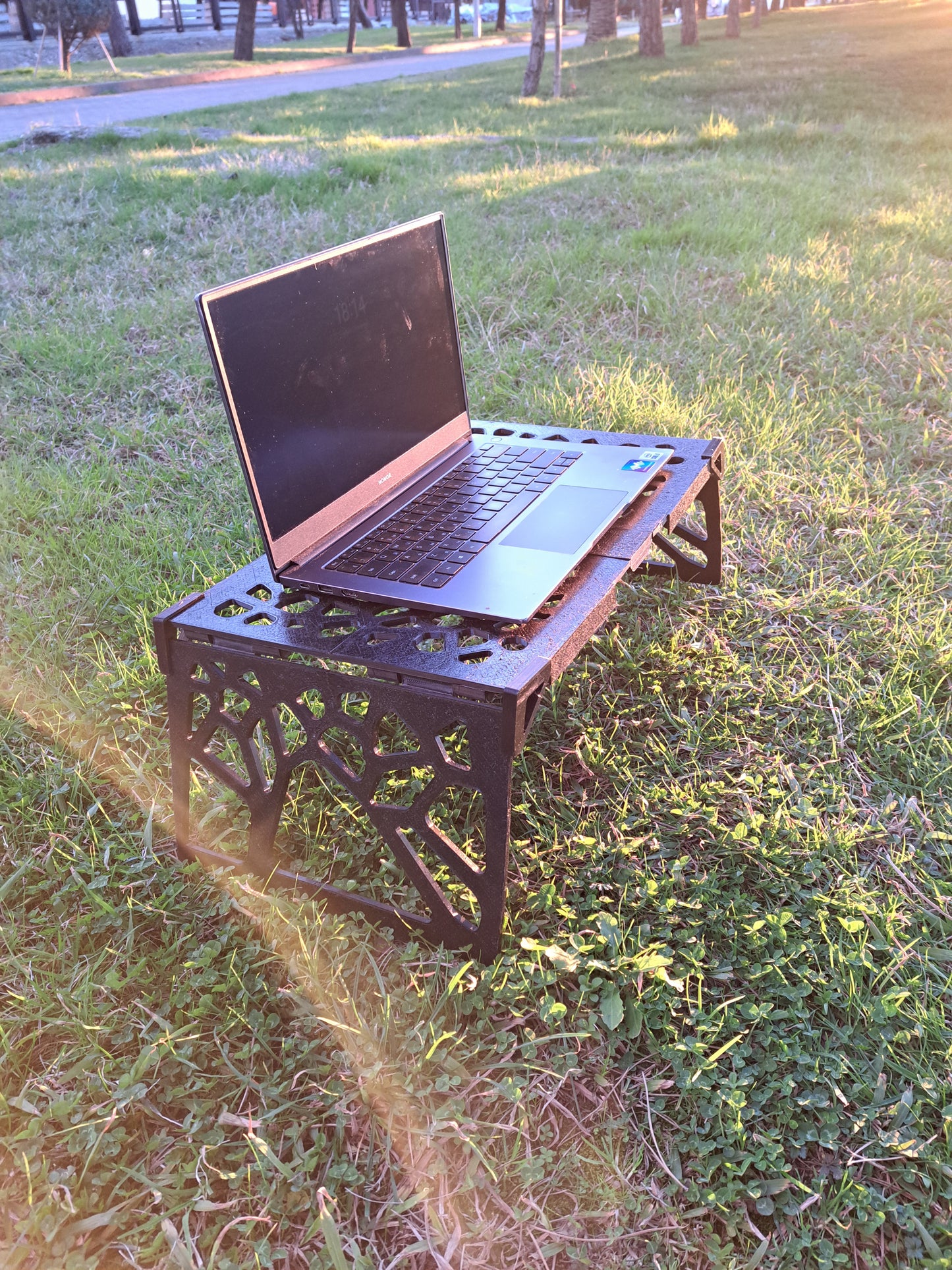 The scalable table-case for laptop