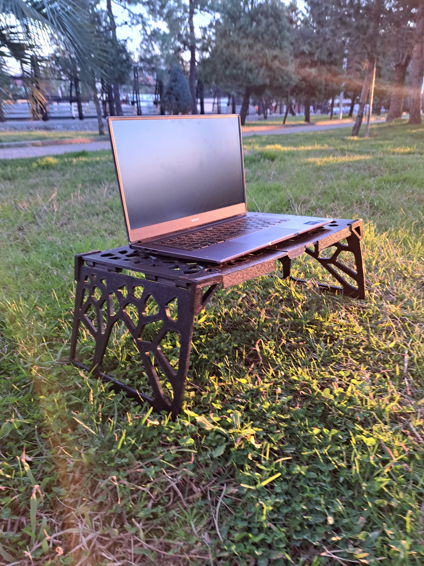 The scalable table-case for laptop