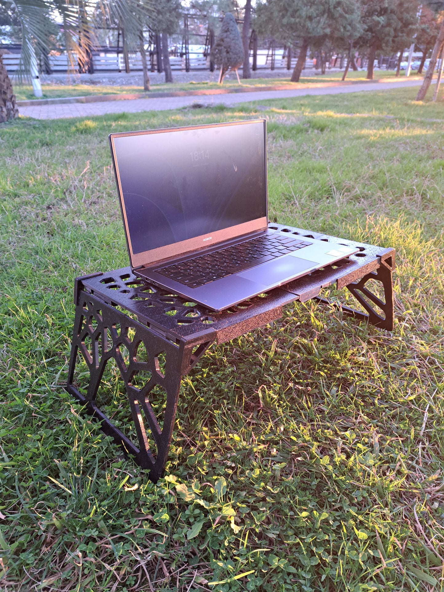 The scalable table-case for laptop