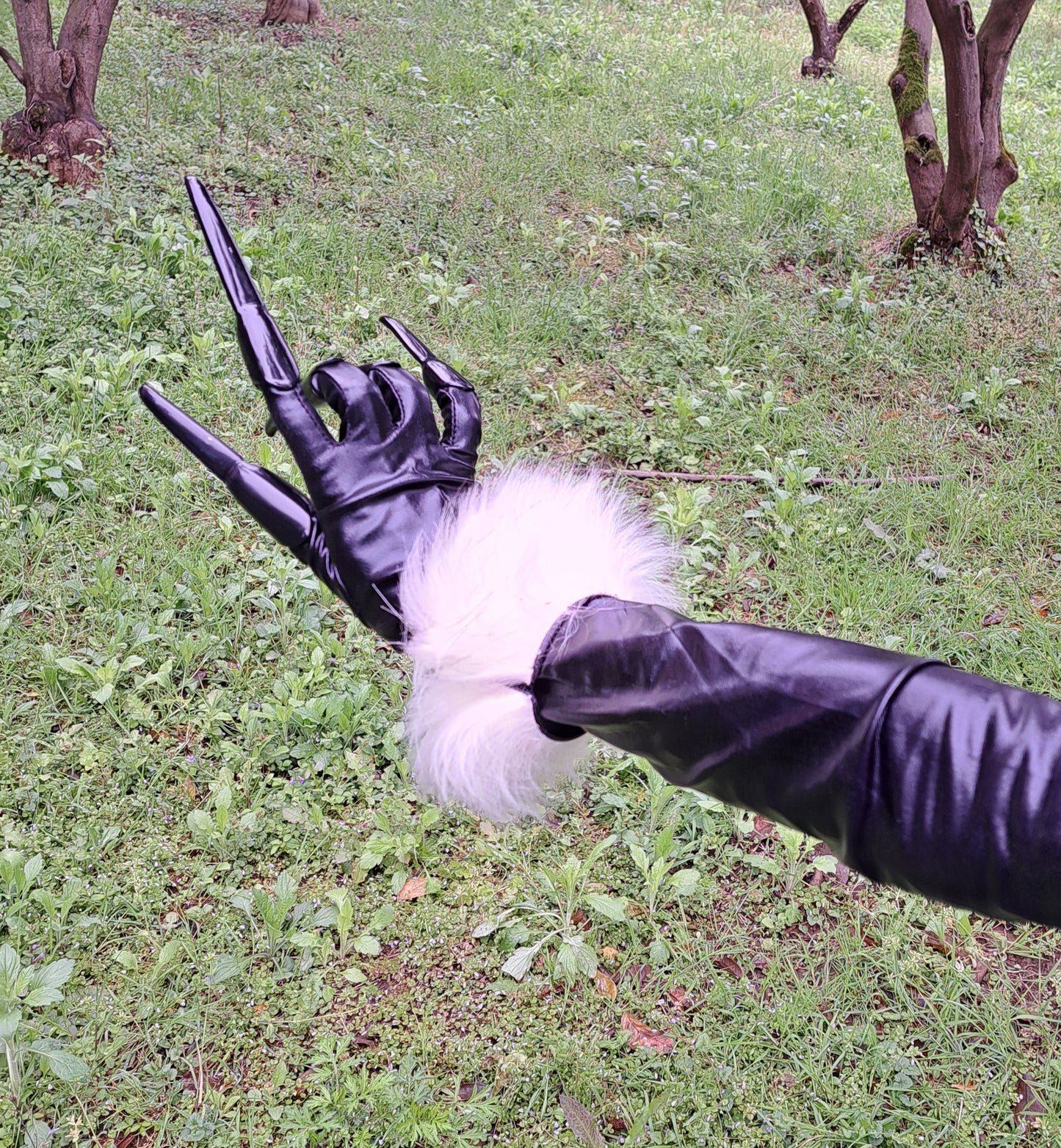 Gloves black+gold with claws