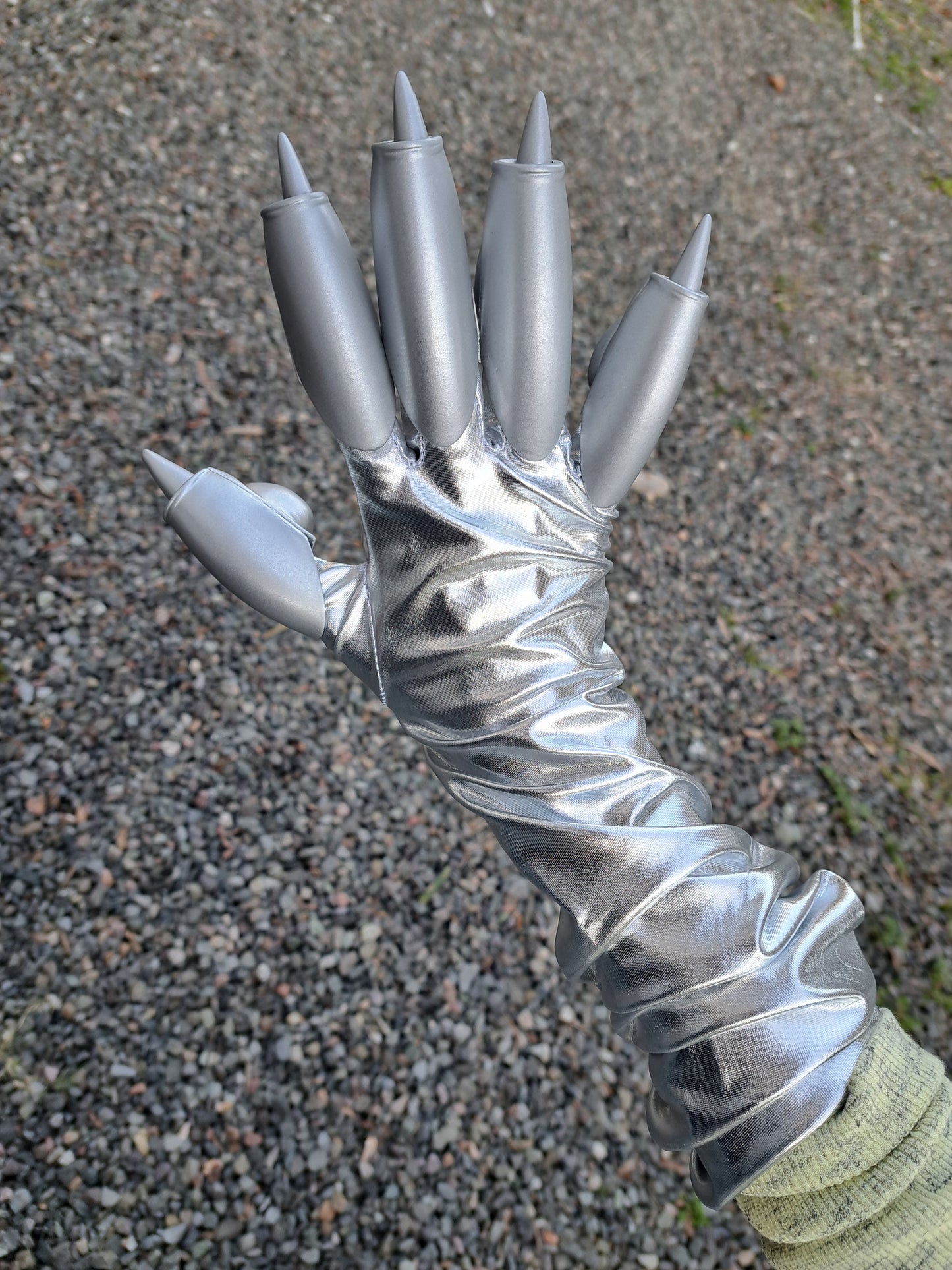 Cat paw with retractable claws